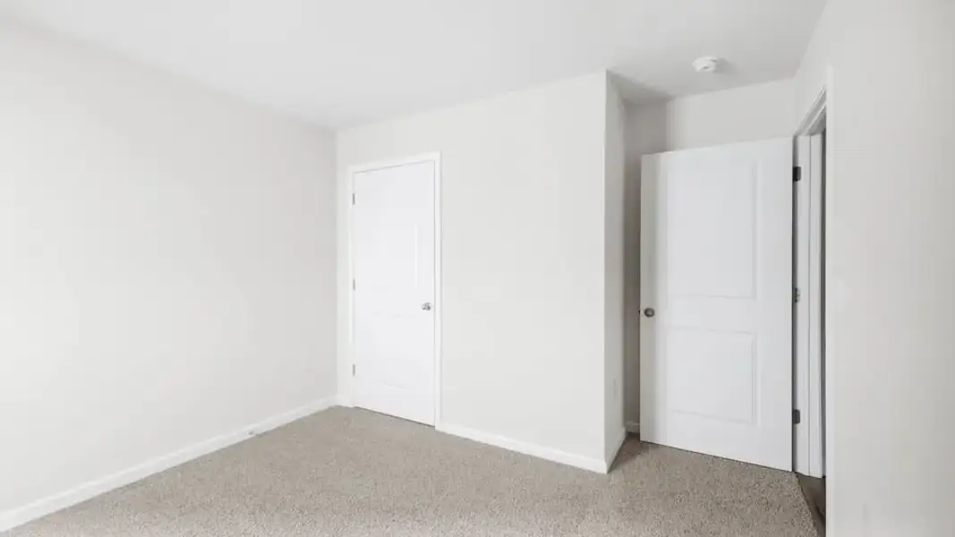 Spacious, unfurnished interior of a new home in Reedy Fork Place, Seneca (Image 25).