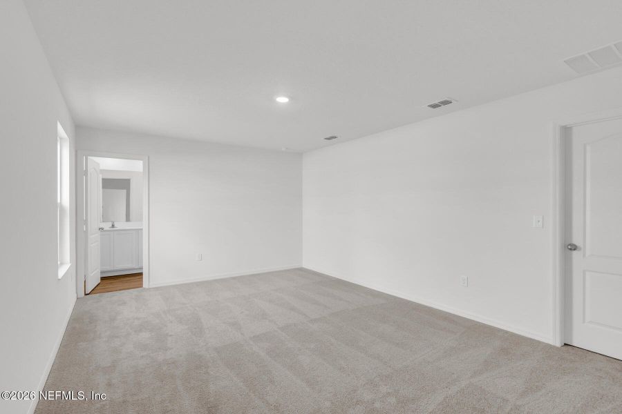 Spacious, unfurnished interior of a new home in Rolling Hills, Green Cove Springs (Image 21).