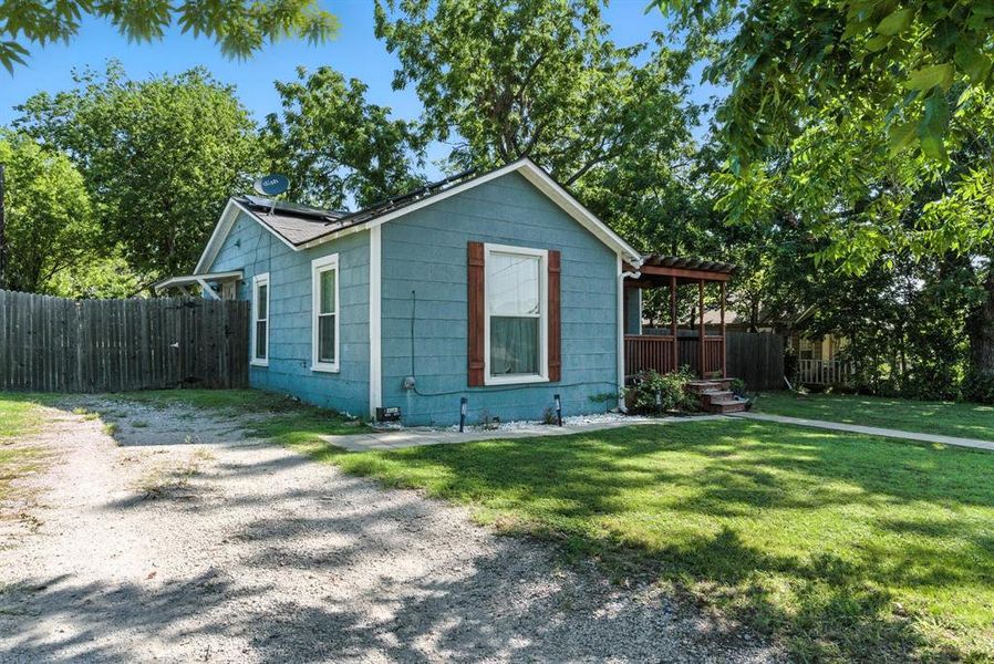 Front exterior of a new home in , Weatherford, TX, highlighting curb appeal (Image 20). Front exterior of a new home in , Weatherford, TX, highlighting curb appeal (Image 20).