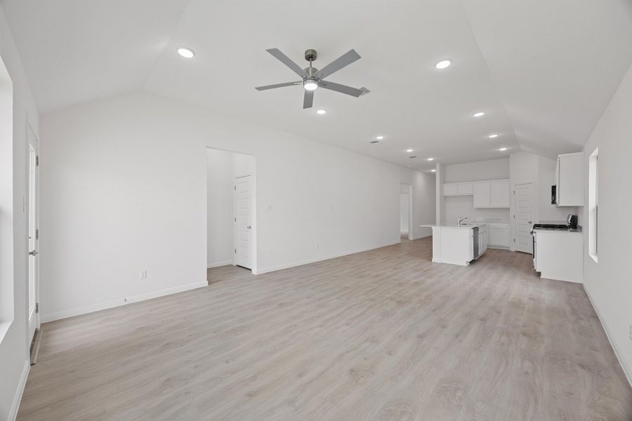 Spacious, unfurnished interior of a new home in Trinity Ranch, Elgin (Image 15).