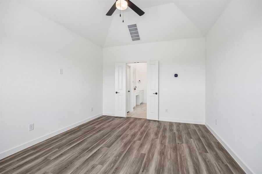 Spacious, unfurnished interior of a new home in , Aubrey (Image 20).