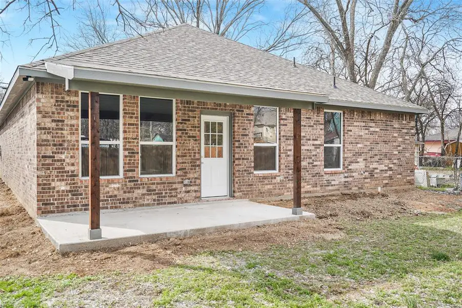 Exterior details and patio area of a home in , Cleburne (Image 3).