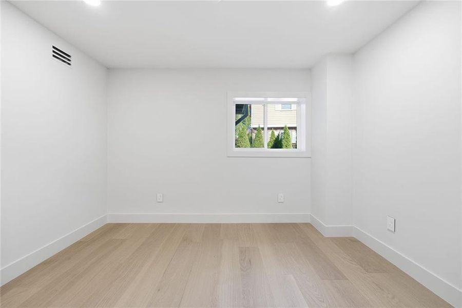 Spacious, unfurnished interior of a new home in , Brookhaven (Image 20).