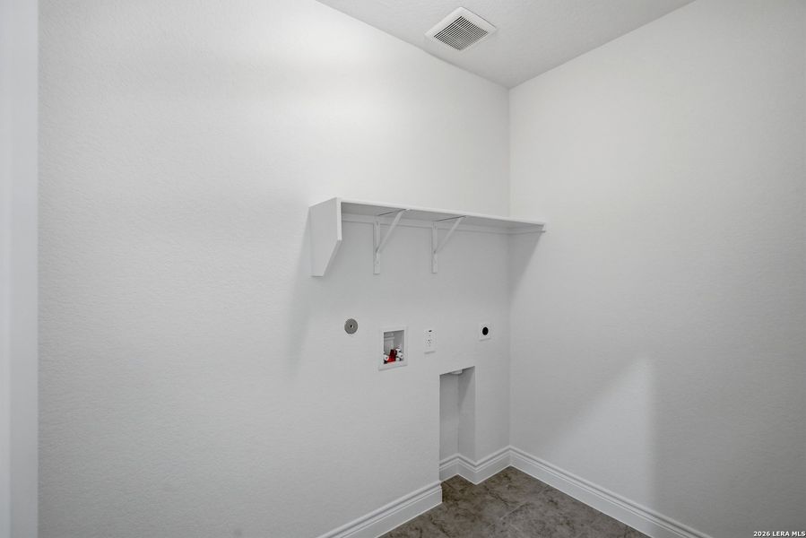 Spacious, unfurnished interior of a new home in Bison Ridge, San Antonio (Image 39).