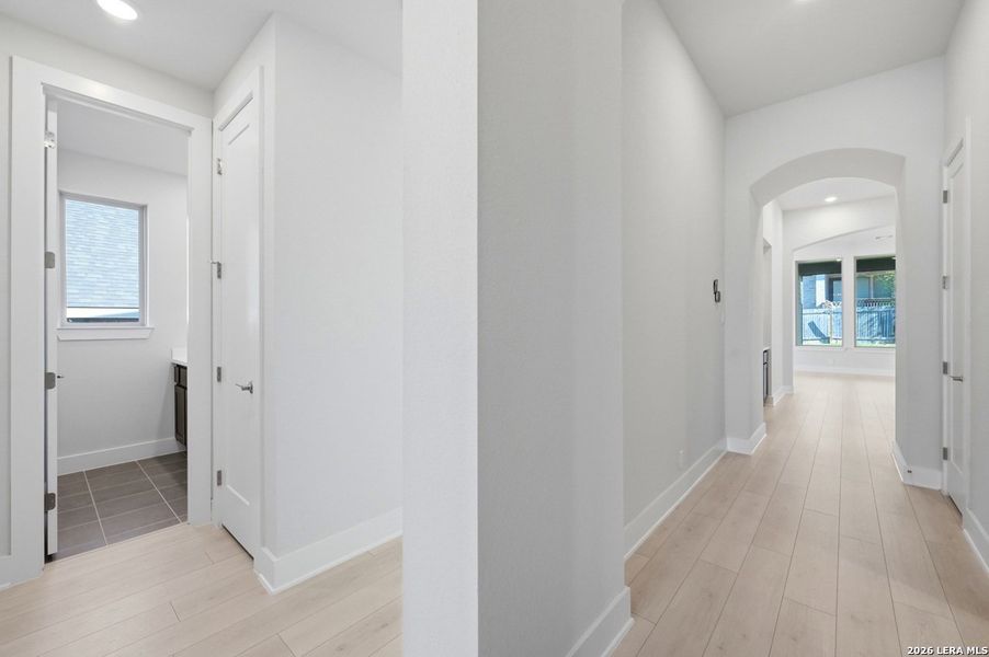 Spacious, unfurnished interior of a new home in Weston Oaks, San Antonio (Image 19).