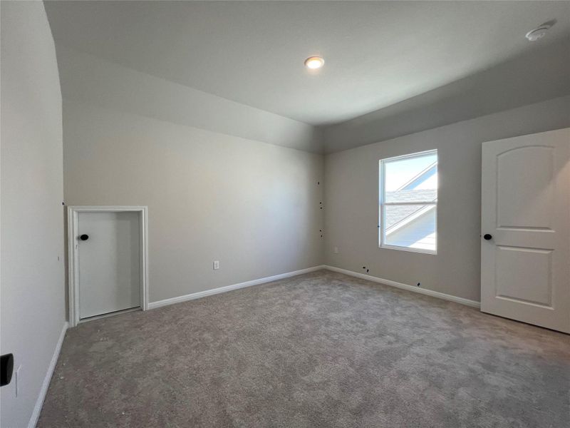 Spacious, unfurnished interior of a new home in Rolling Glen, Hutto (Image 35).