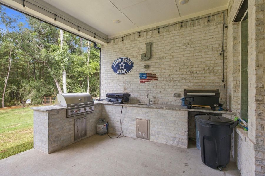 Exterior details and patio area of a home in , Tomball (Image 23).