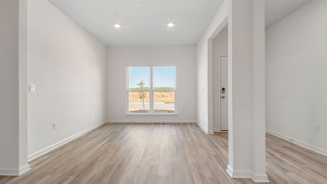 Spacious, unfurnished interior of a new home in Owl's Head East, Freeport (Image 13).