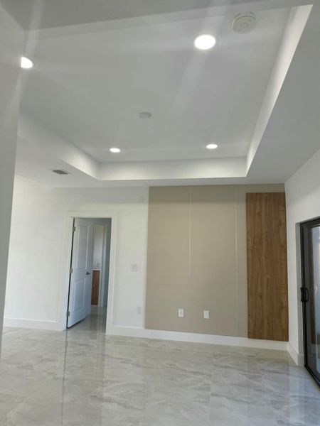 Spacious, unfurnished interior of a new home in , Lehigh Acres (Image 6).