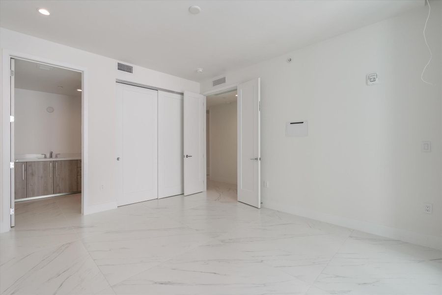 Spacious, unfurnished interior of a new home in Royal Palm Residences, Boca Raton (Image 36).