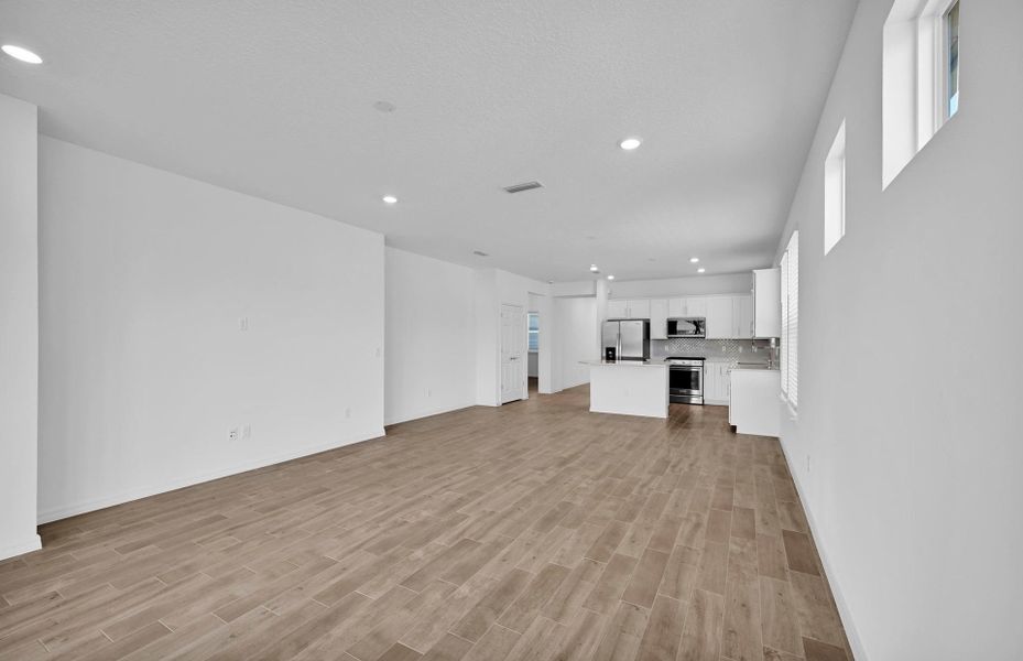 Spacious, unfurnished interior of a new home in Del Webb Wildlight, Yulee (Image 18).