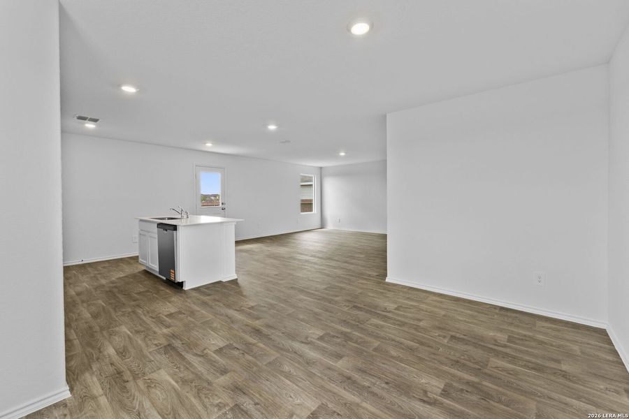 Spacious, unfurnished interior of a new home in Avenida, Converse (Image 25).