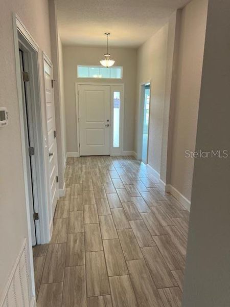 Spacious, unfurnished interior of a new home in West Oak, Ocala (Image 10).