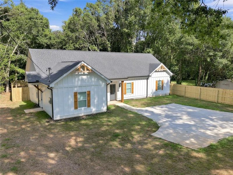 Exterior details and patio area of a home in , Griffin (Image 3).
