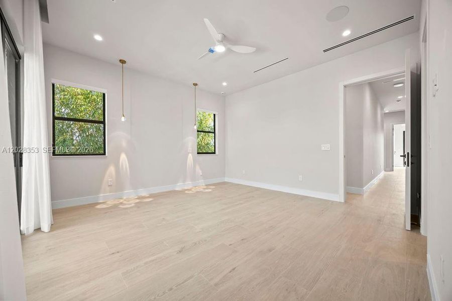 Spacious, unfurnished interior of a new home in , Fort Lauderdale (Image 43).