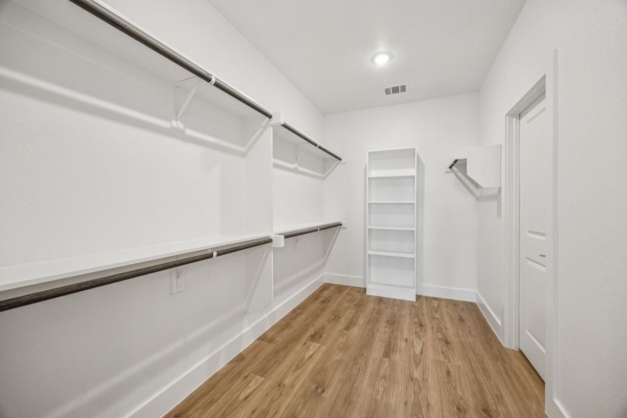 Spacious, unfurnished interior of a new home in Dove Hollow, Waxahachie (Image 18).