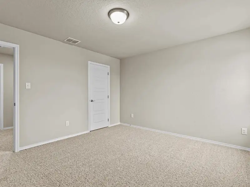Spacious, unfurnished interior of a new home in Royal Crest, San Antonio (Image 33).
