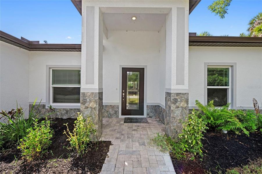 Exterior details and patio area of a home in , North Port (Image 4).