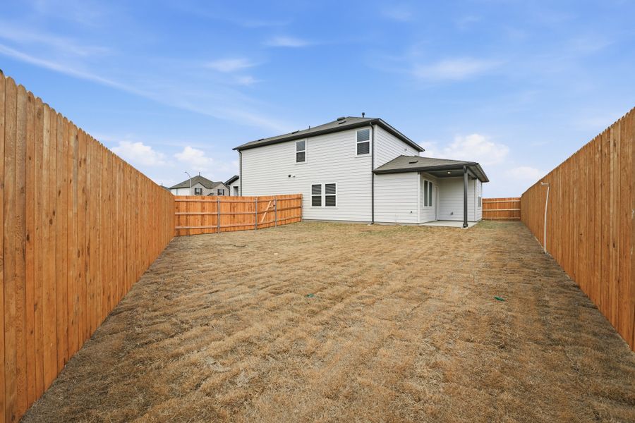 Exterior details and patio area of a home in Longview, Del Valle (Image 3).