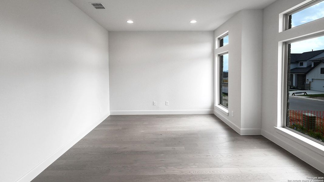 Spacious, unfurnished interior of a new home in Kinder Ranch 70', San Antonio (Image 11). Spacious, unfurnished interior of a new home in Kinder Ranch 70', San Antonio (Image 11).