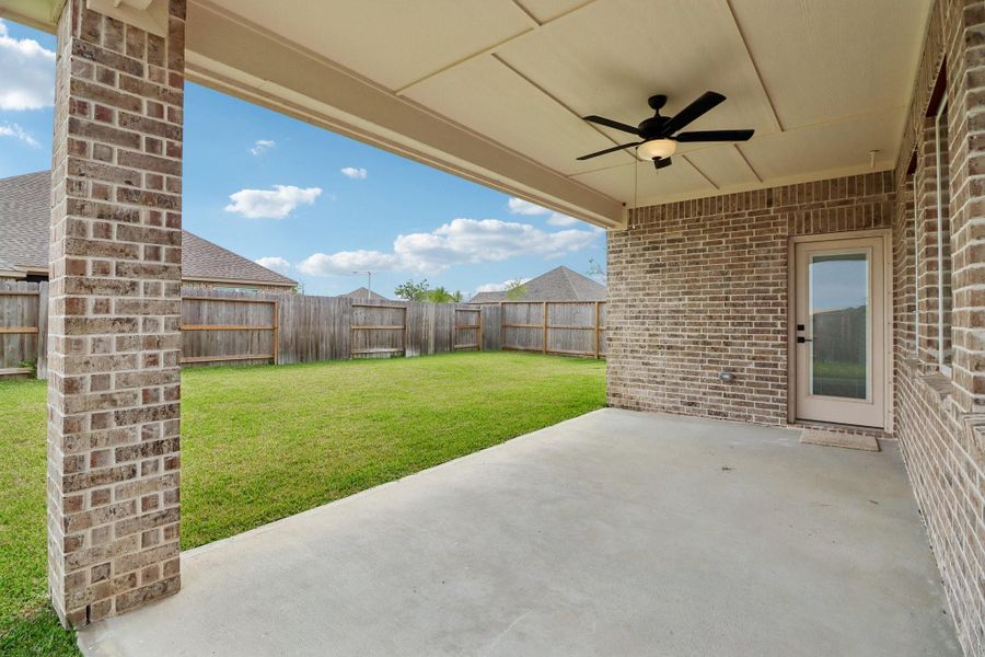 Exterior details and patio area of a home in Lago Mar, Texas City (Image 3).