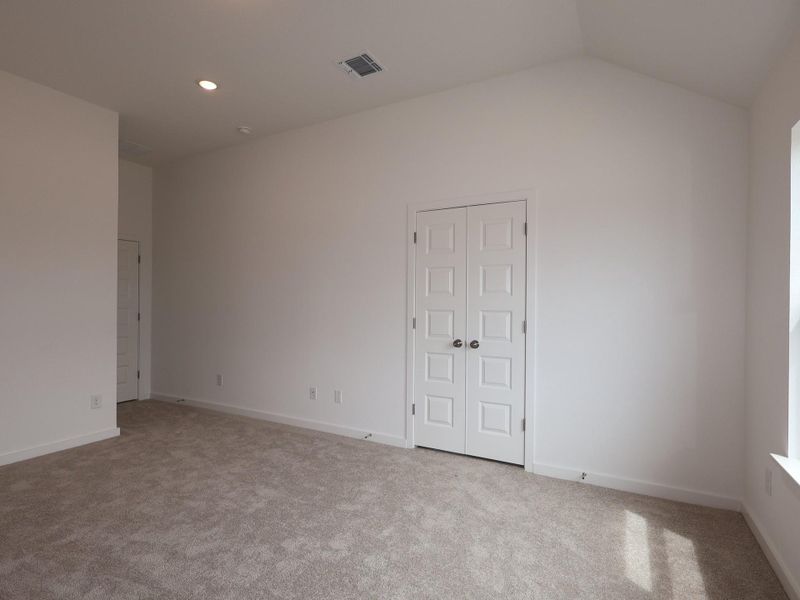 Spacious, unfurnished interior of a new home in Heritage, Dripping Springs (Image 9).