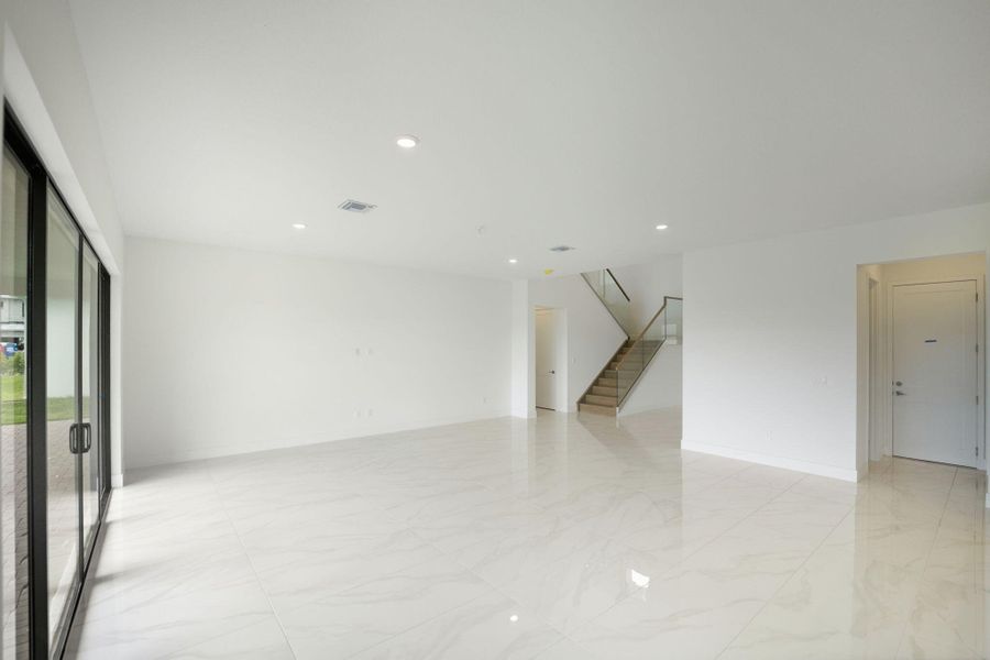 21-web-or-mls-10146-royal-ascot-ave