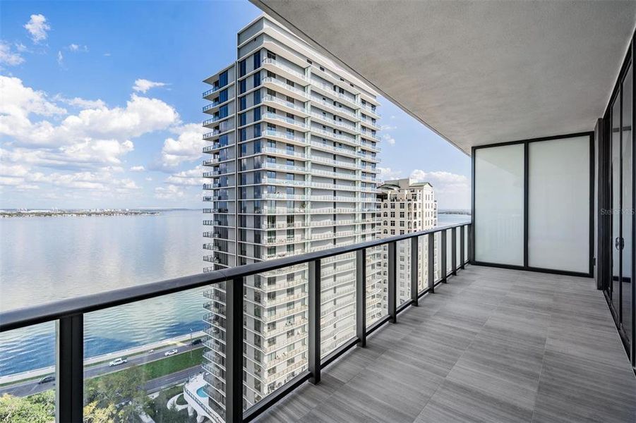 Condo located in Tampa, FL showcasing its design and architecture (Image 30).