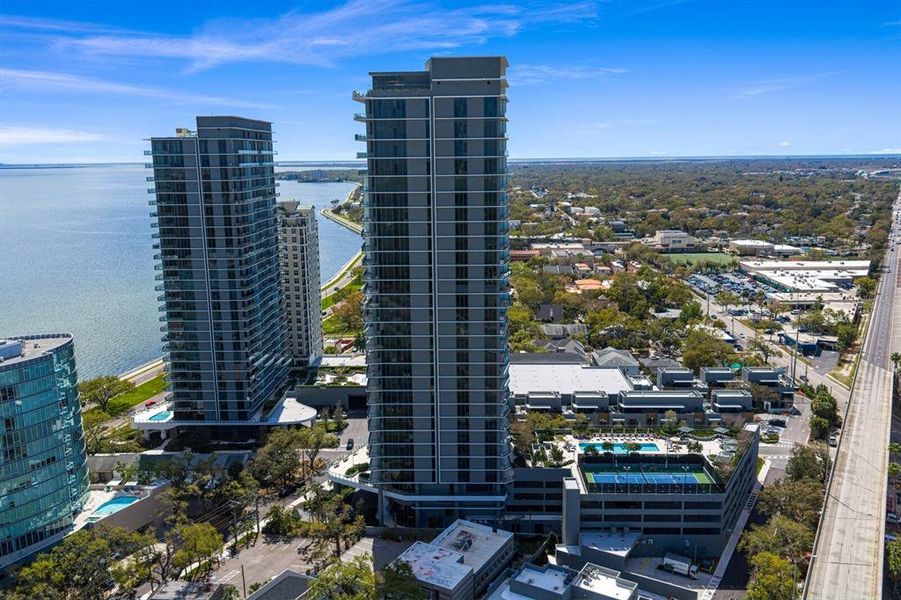 Condo located in Tampa, FL showcasing its design and architecture (Image 40).