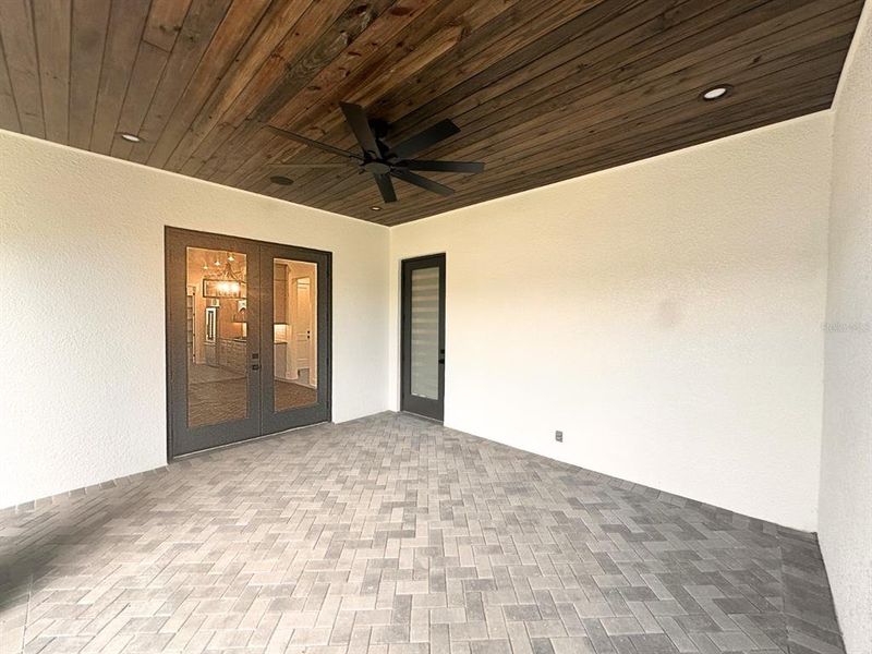 Exterior details and patio area of a home in , Winter Haven (Image 4).