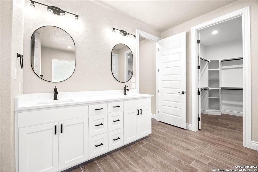 Furnished interior view inside a new home in , La Vernia (Image 10).