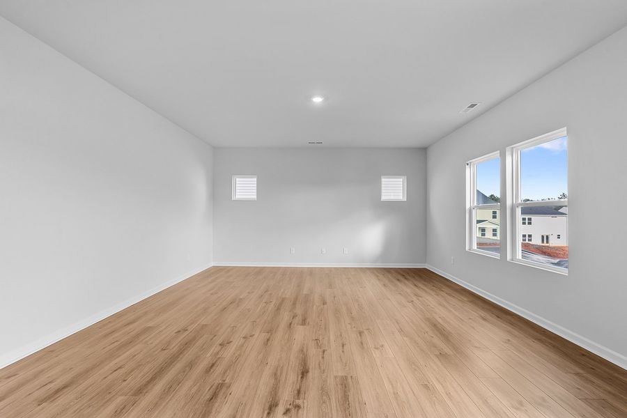 Spacious, unfurnished interior of a new home in Hanes Lake, Winston-Salem (Image 18).