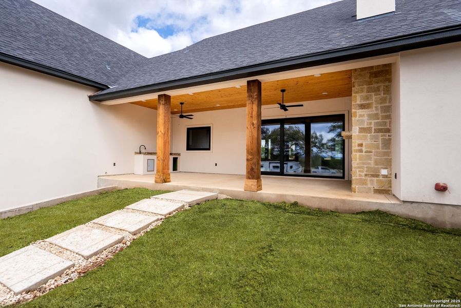 Exterior details and patio area of a home in , Bandera (Image 3).