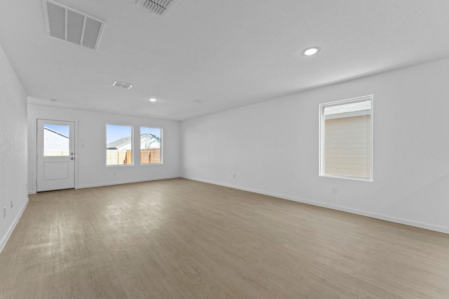 Spacious, unfurnished interior of a new home in Friendship Oaks, Fredericksburg (Image 16).