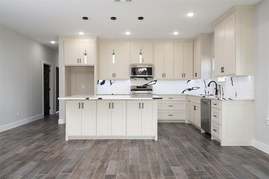 Furnished interior view inside a new home in , Whitewright (Image 5).