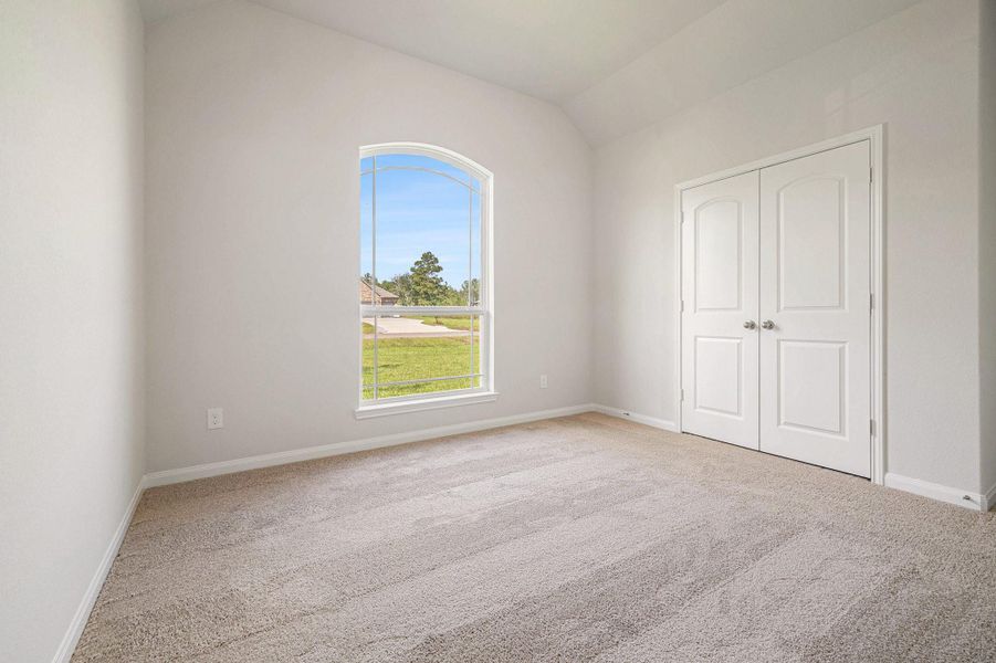 Spacious, unfurnished interior of a new home in Deer Pines, Conroe (Image 22).