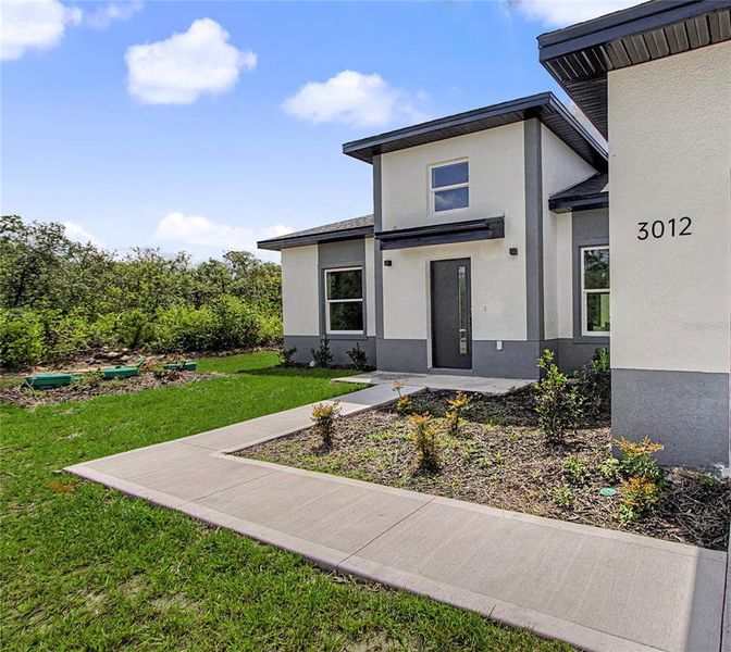 Exterior details and patio area of a home in , Ocala (Image 3).
