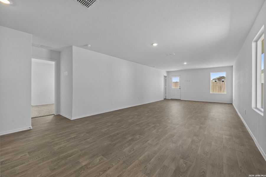 Spacious, unfurnished interior of a new home in Arroyo Ranch, Seguin (Image 15).