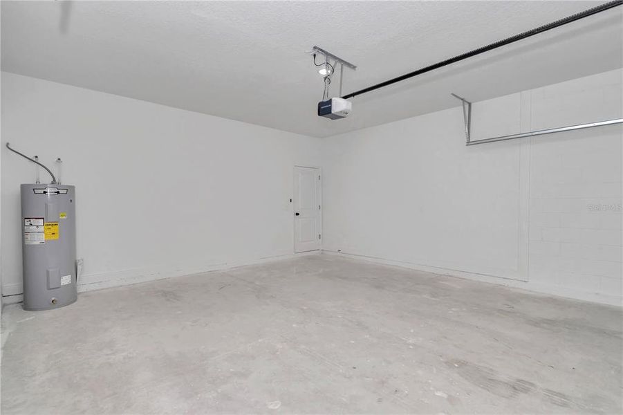 Spacious, unfurnished interior of a new home in , Citrus Springs (Image 11).