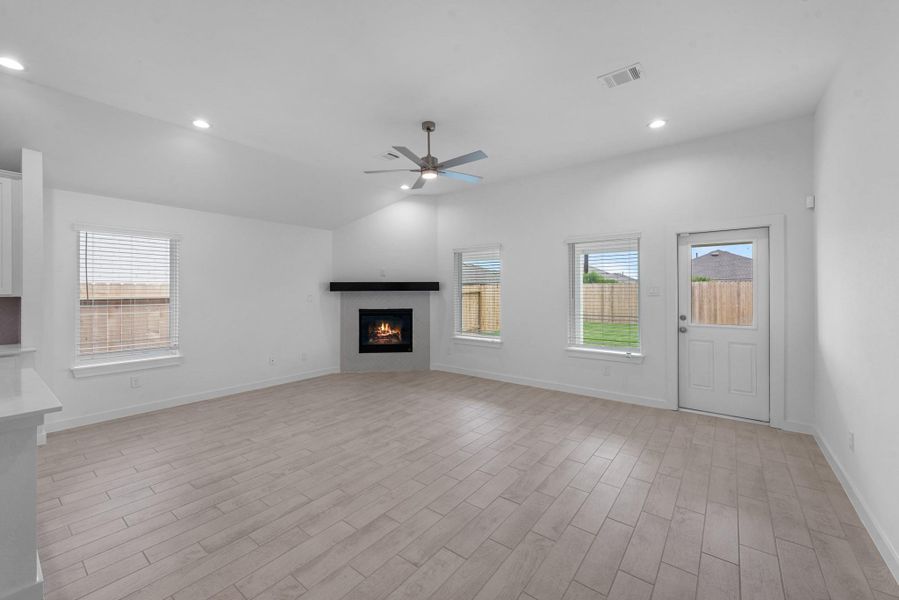 Spacious, unfurnished interior of a new home in Grand Mason Crossing, Katy (Image 21). Spacious, unfurnished interior of a new home in Grand Mason Crossing, Katy (Image 21).