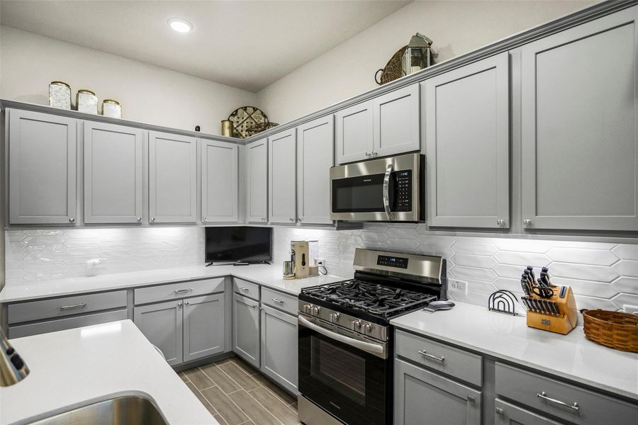 Furnished interior view inside a new home in The Highlands 40', Porter (Image 10).