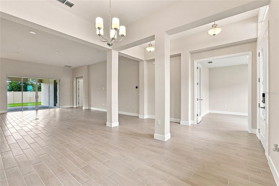 Spacious, unfurnished interior of a new home in Willow Run, Apopka (Image 29).
