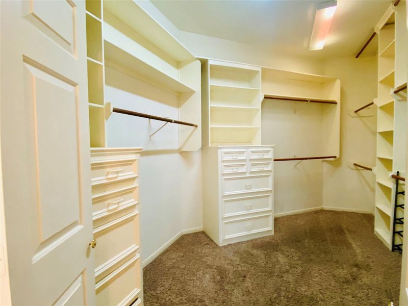 14212 - Primary closet