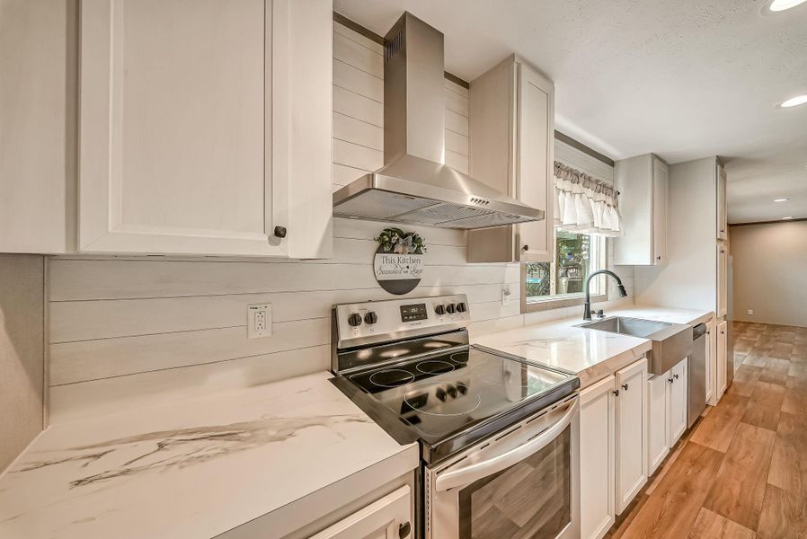 Love the shiplap backsplash too!