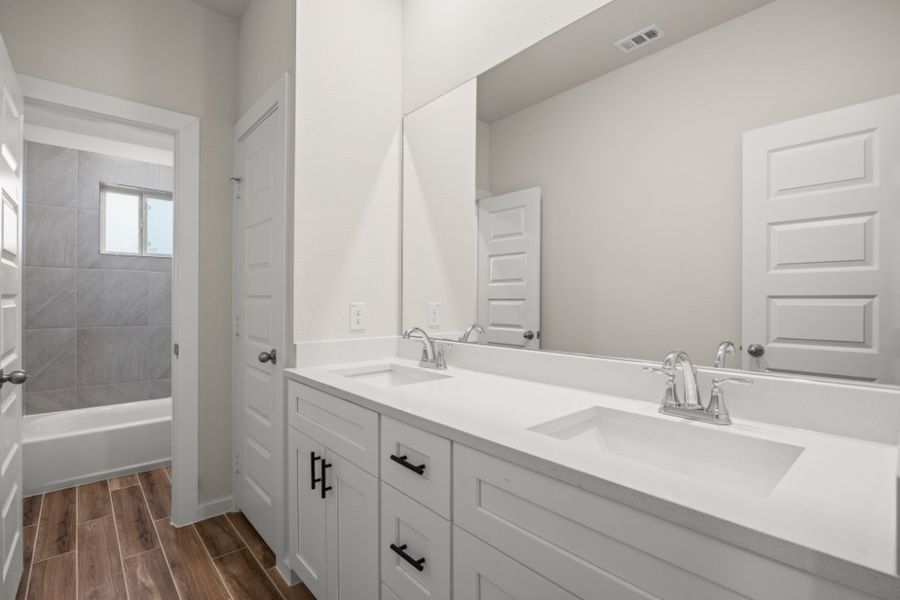 Furnished interior view inside a new home in Glendale Lakes, Rosharon (Image 12).