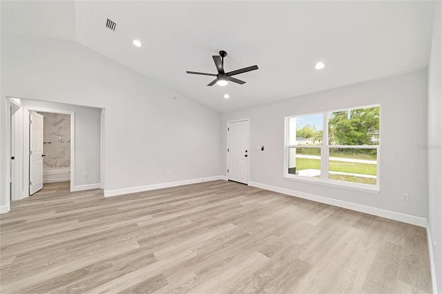 Spacious, unfurnished interior of a new home in , Ocala (Image 22).