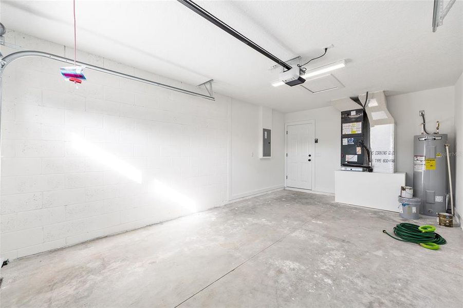 Spacious, unfurnished interior of a new home in , Dunnellon (Image 25).