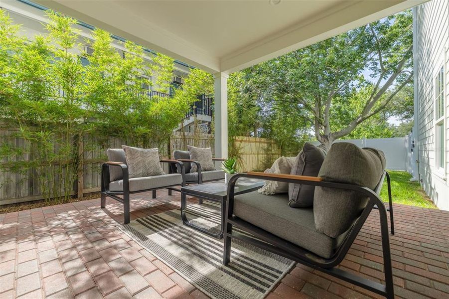 Exterior details and patio area of a home in , St. Petersburg (Image 30).