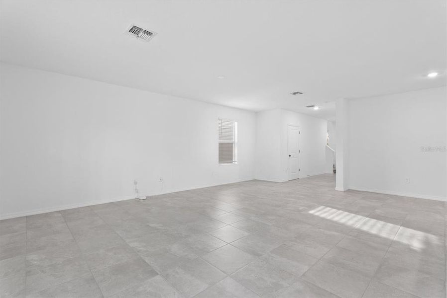 Spacious, unfurnished interior of a new home in , Bradenton (Image 12).