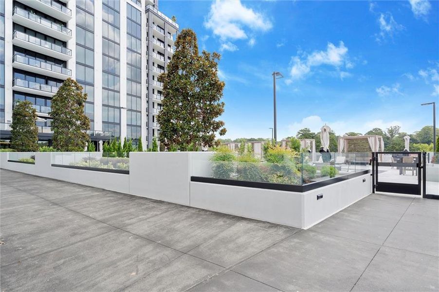 Condo located in Atlanta, GA showcasing its design and architecture (Image 24).